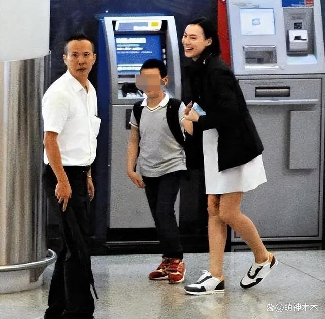 梁洛施否认收5亿分手费，被三个儿子催恋爱，李泽楷流连花丛