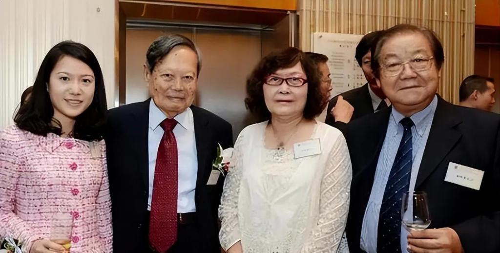 现在男星和自己妻子孩子的年龄差这么大的吗？真大开眼界