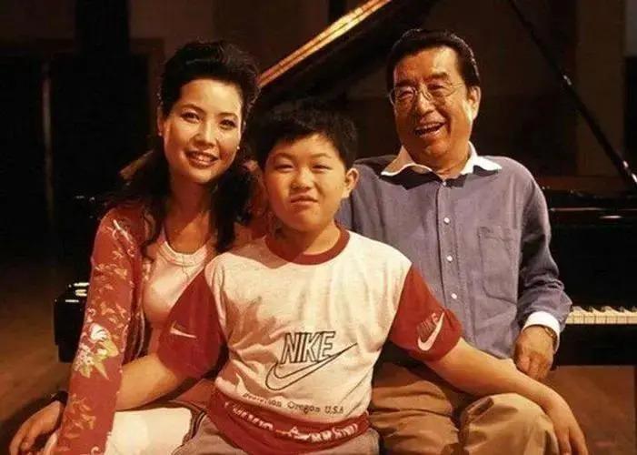 现在男星和自己妻子孩子的年龄差这么大的吗？真大开眼界