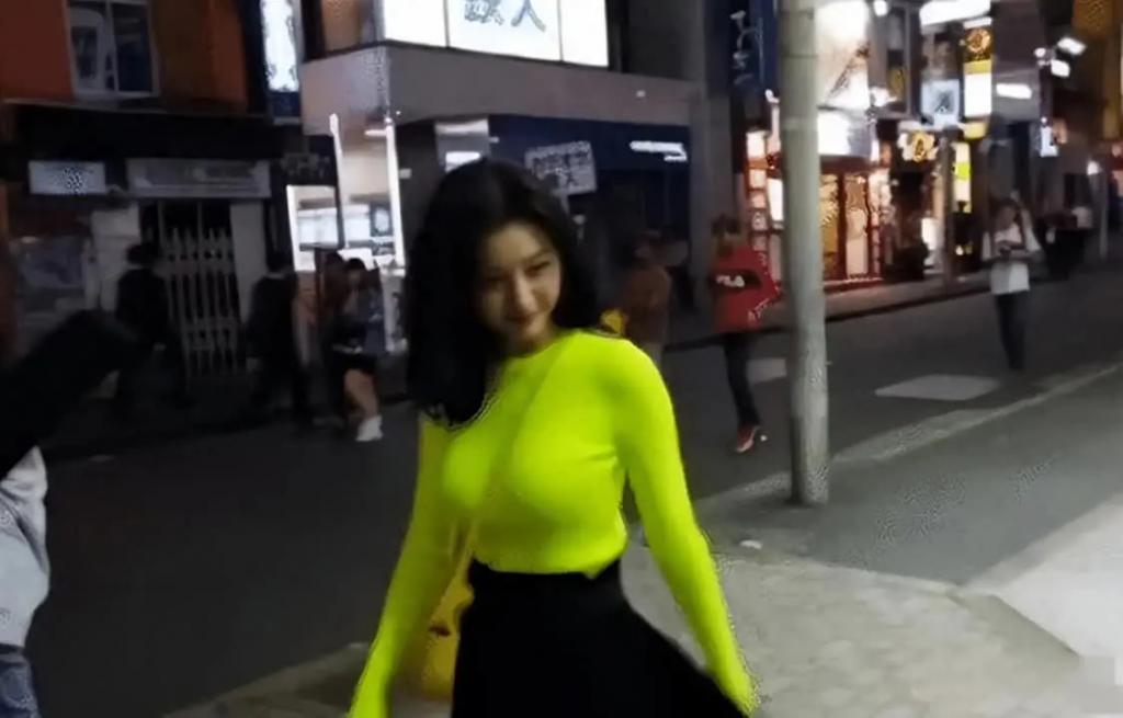 网友嘲资源咖多年，也无法否认她的美貌