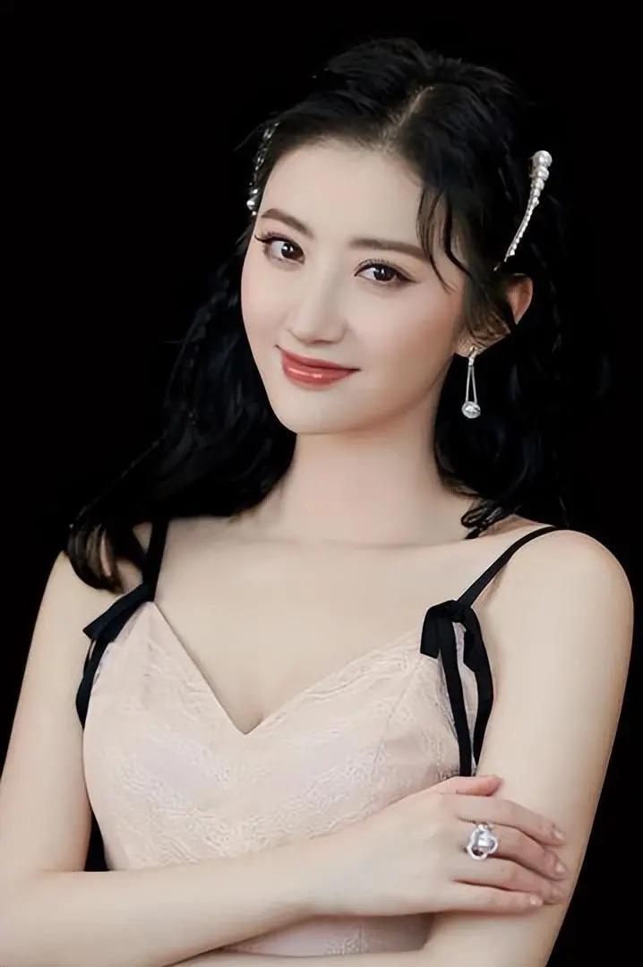 网友嘲资源咖多年，也无法否认她的美貌