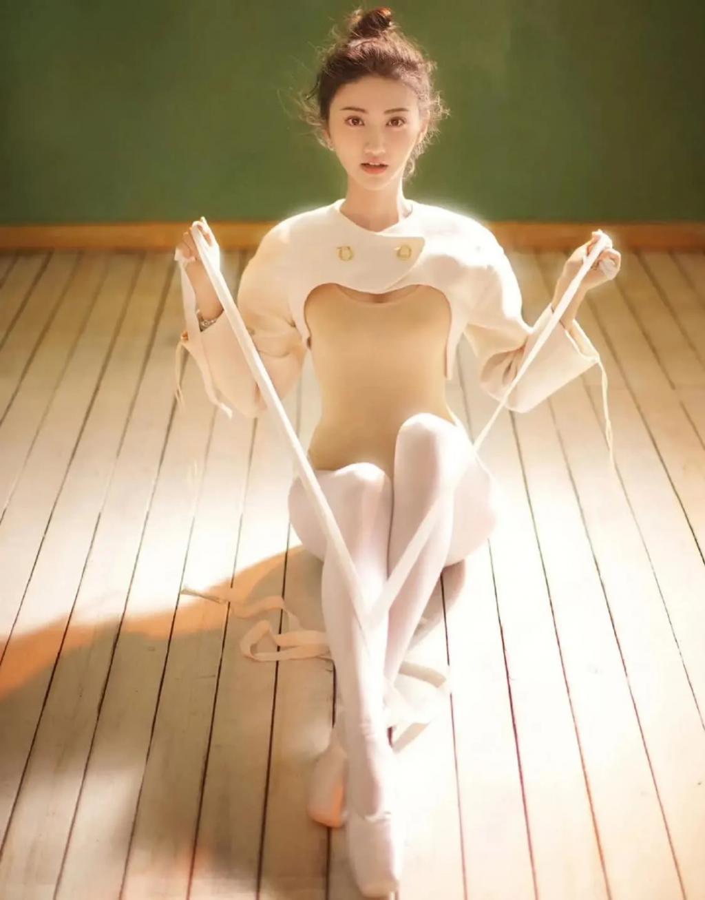 网友嘲资源咖多年，也无法否认她的美貌