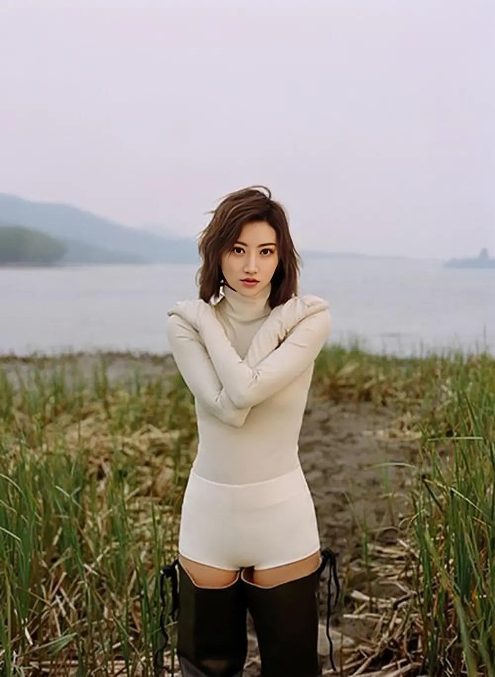 网友嘲资源咖多年，也无法否认她的美貌