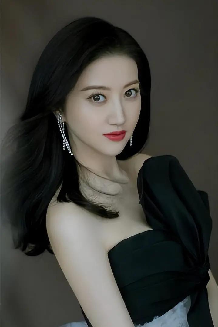 网友嘲资源咖多年，也无法否认她的美貌