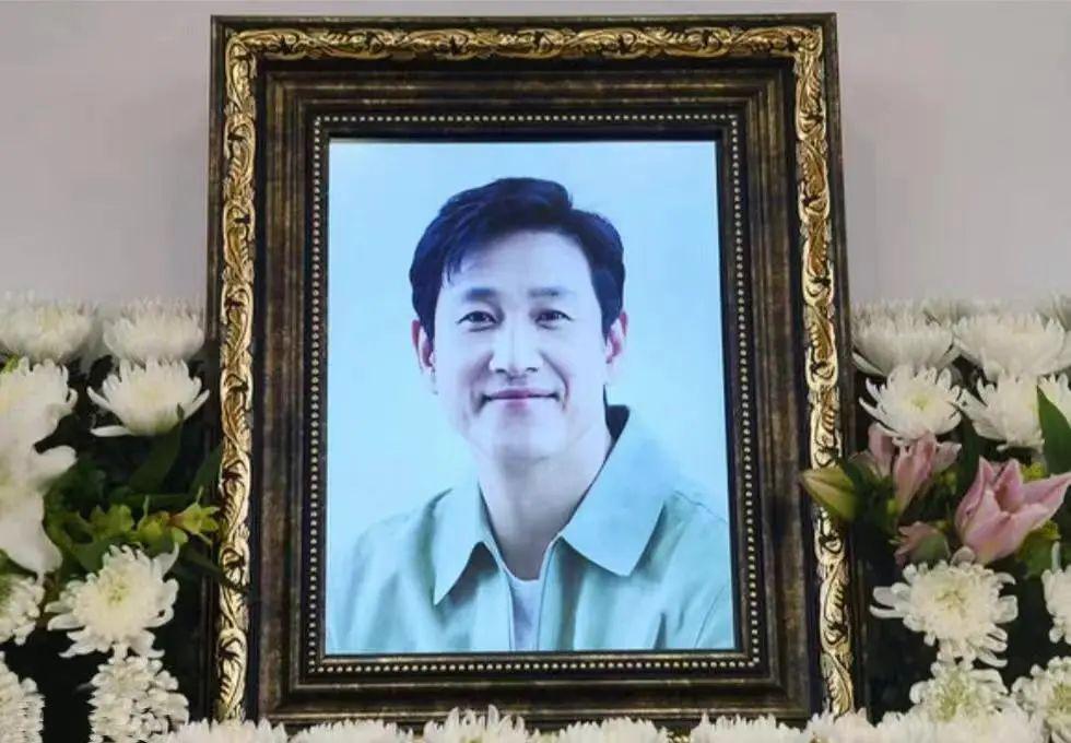 李善均让韩娱无地自容，生前遭19小时夜审，死后23天妻子被迫复出