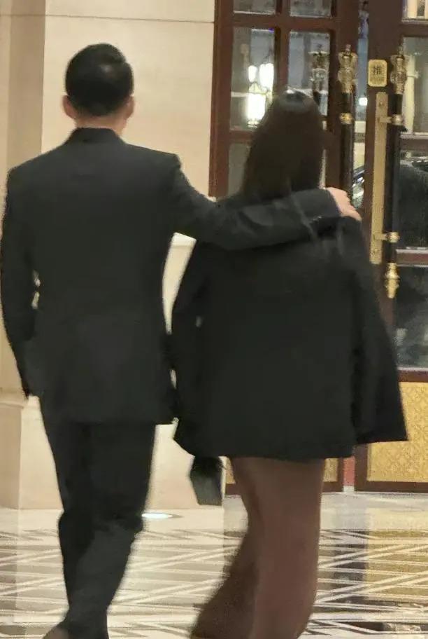 汪小菲带女友现身澳门亲密揽肩，住超9000元一晚酒店