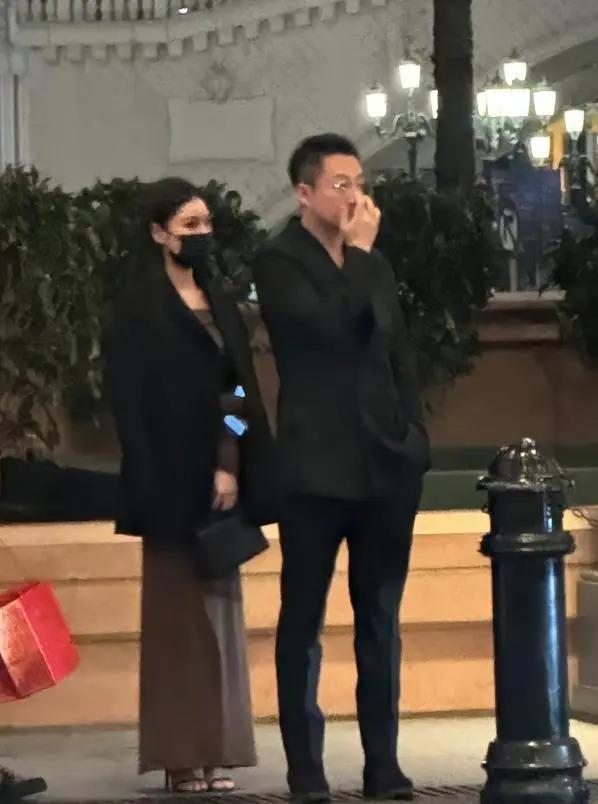 汪小菲带女友现身澳门亲密揽肩，住超9000元一晚酒店