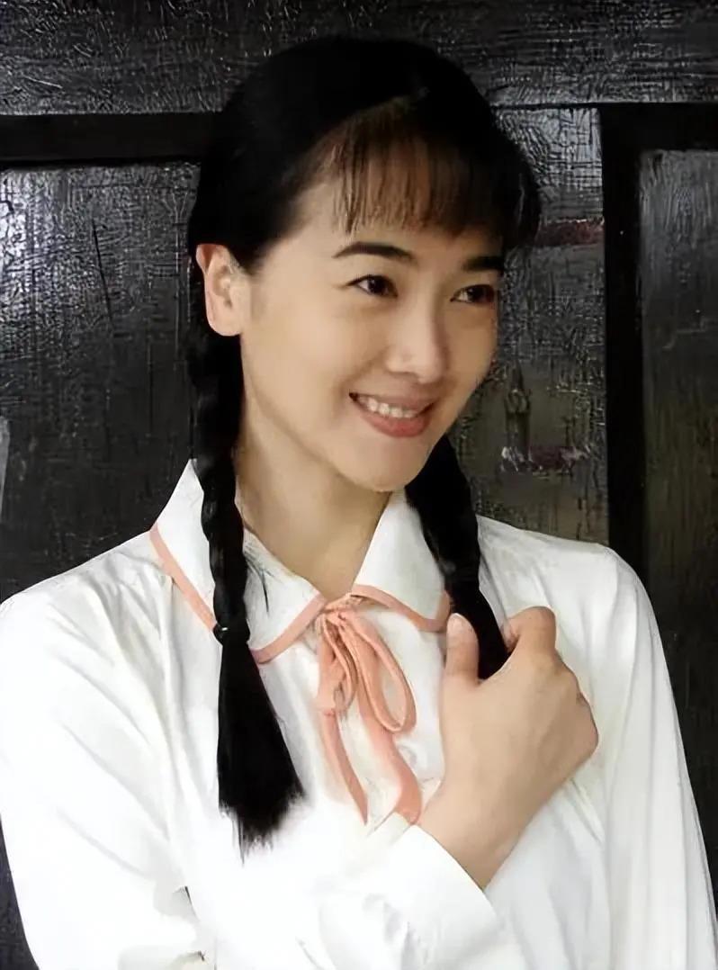 出身条件优异却情路坎坷，47岁重新归来她“杀”疯了？
