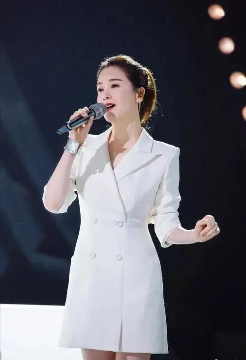 出身条件优异却情路坎坷，47岁重新归来她“杀”疯了？