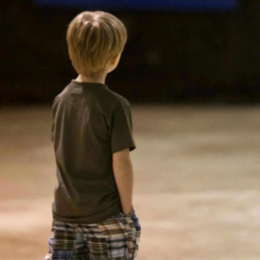 洗冷水澡、吃罐头！11岁“娃坚强”独自生活700天！他母亲却如此解释？