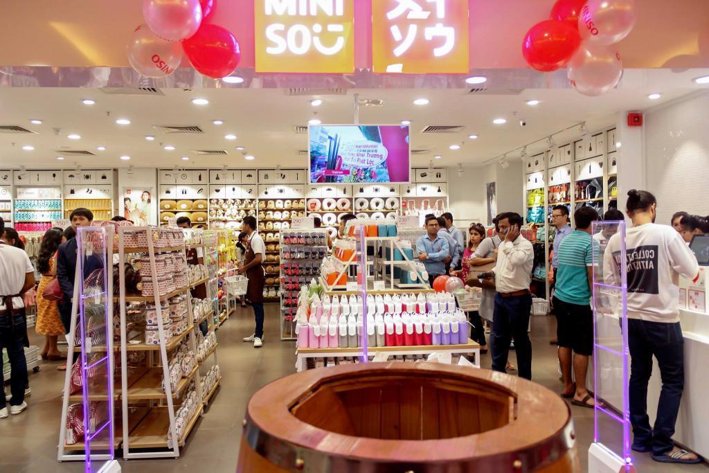 你看不上的名创优品，在国外变成了高攀不起的“奢侈品”。