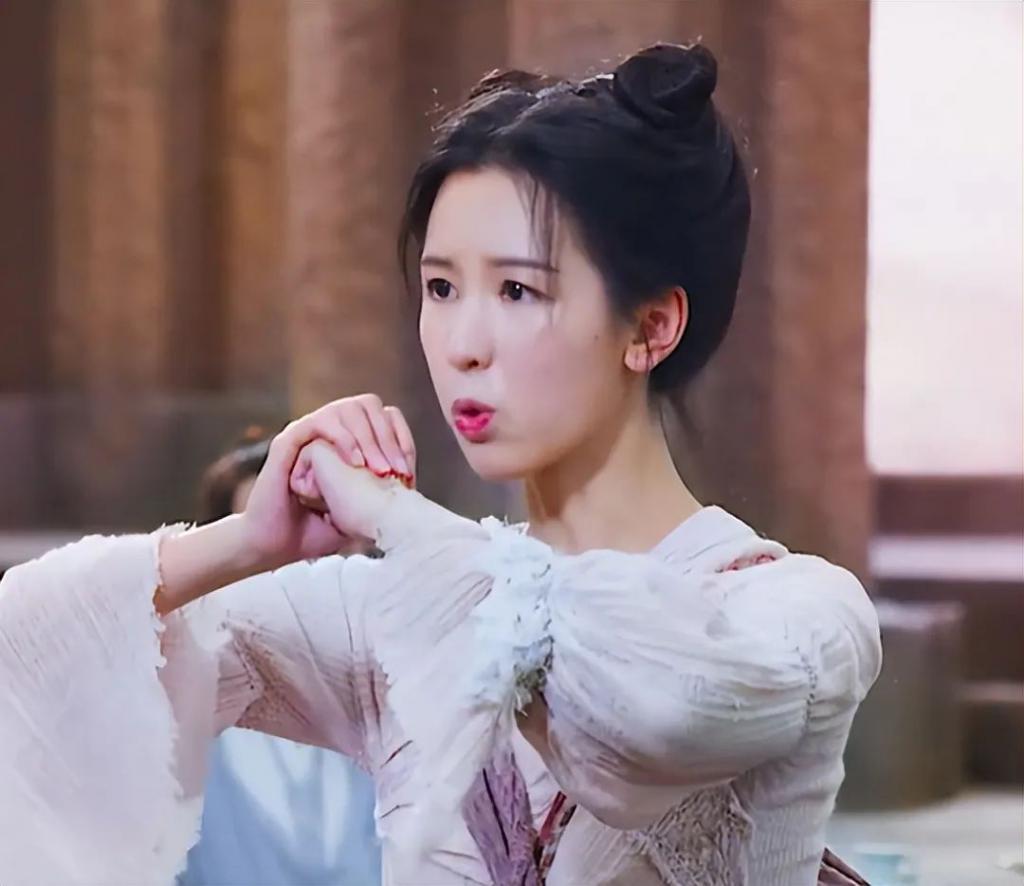 烂！陈都灵翻拍《花千骨》差评一片，单日票房仅130万