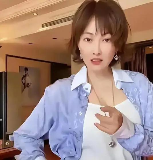 牛莉：当年沉迷整容，断送了大好前程，50岁醒悟已太迟