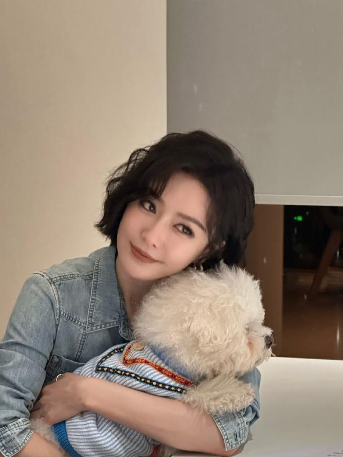 秦岚穿牛仔衬衣搭配羊毛卷 酷飒可爱