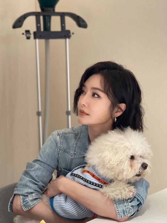 秦岚穿牛仔衬衣搭配羊毛卷 酷飒可爱