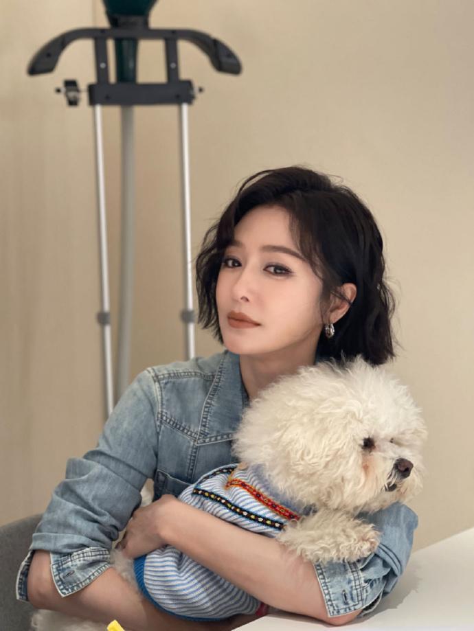 秦岚穿牛仔衬衣搭配羊毛卷 酷飒可爱