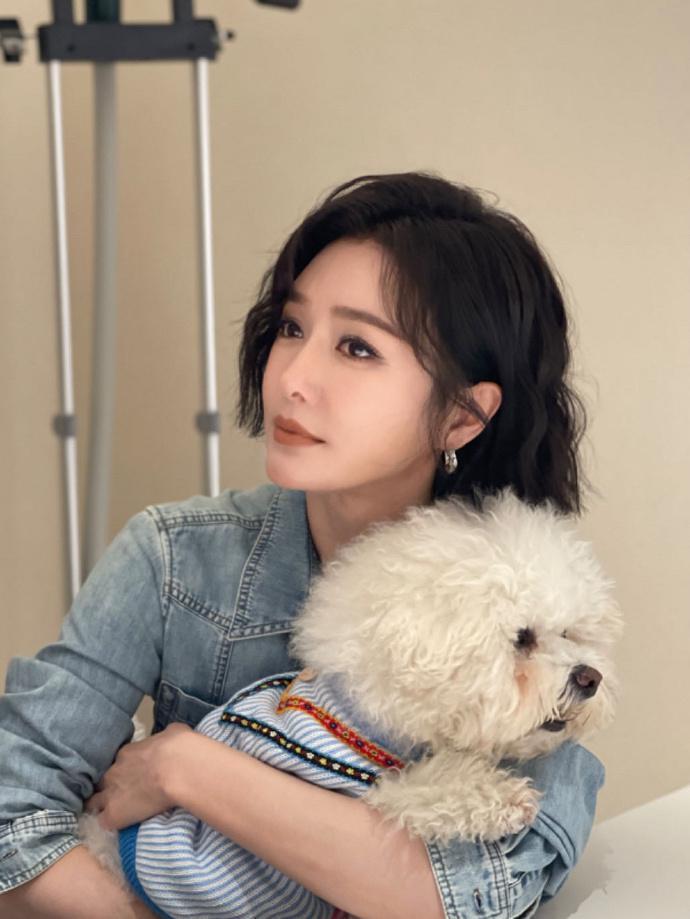 秦岚穿牛仔衬衣搭配羊毛卷 酷飒可爱