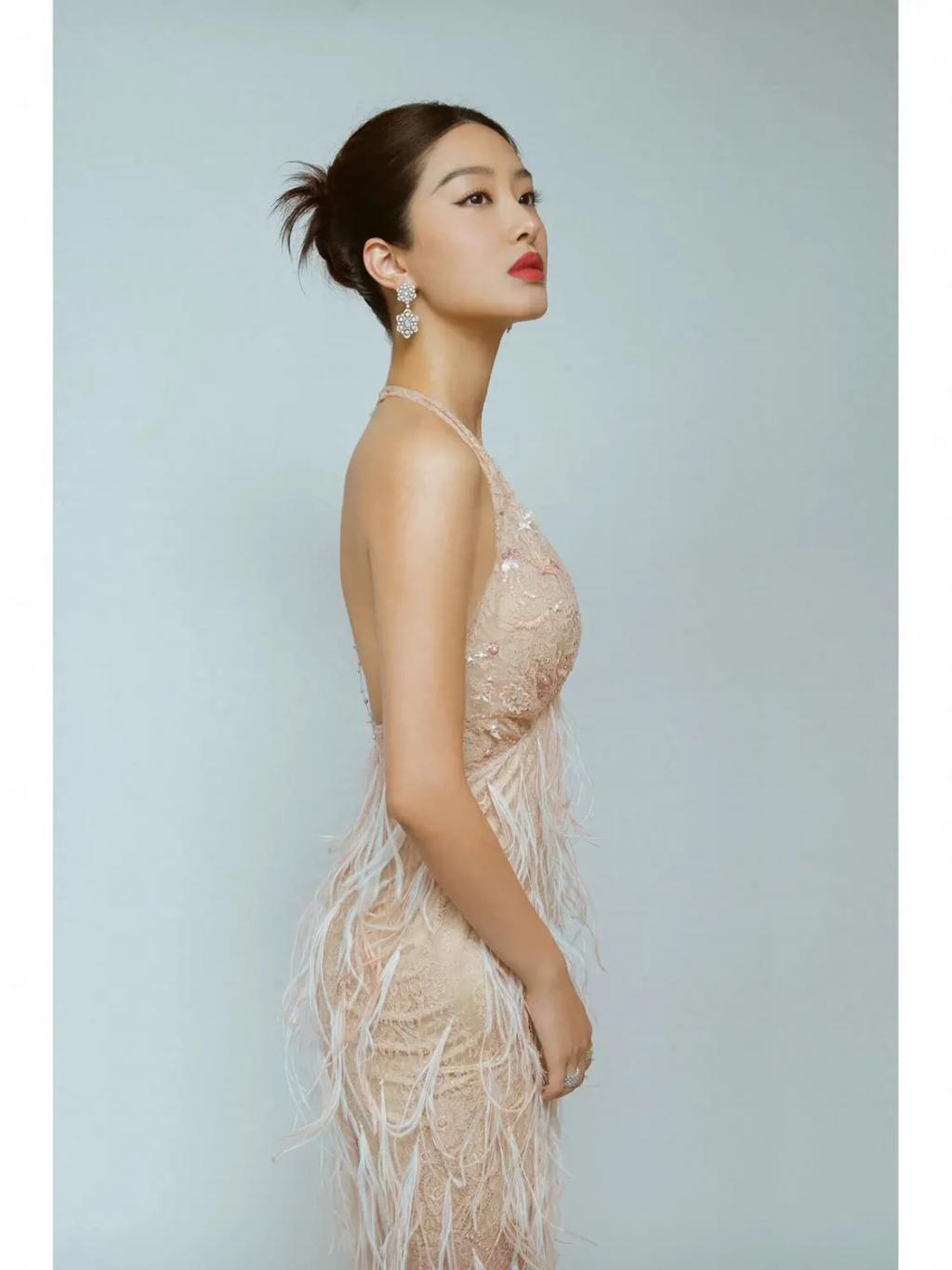 “杨采钰”穿肉色深V羽毛裙拍照，若隐若现又美又欲