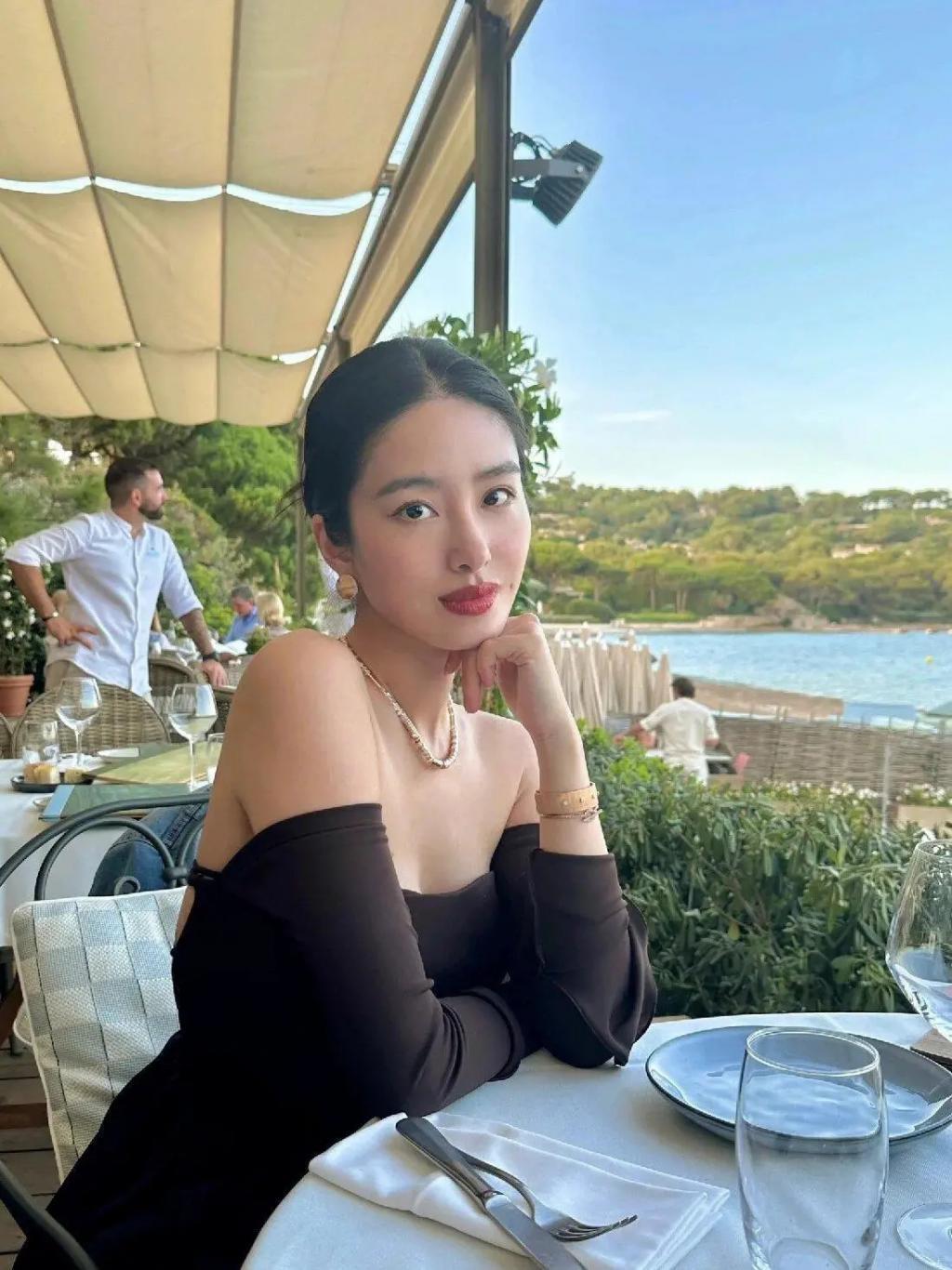 “杨采钰”穿肉色深V羽毛裙拍照，若隐若现又美又欲