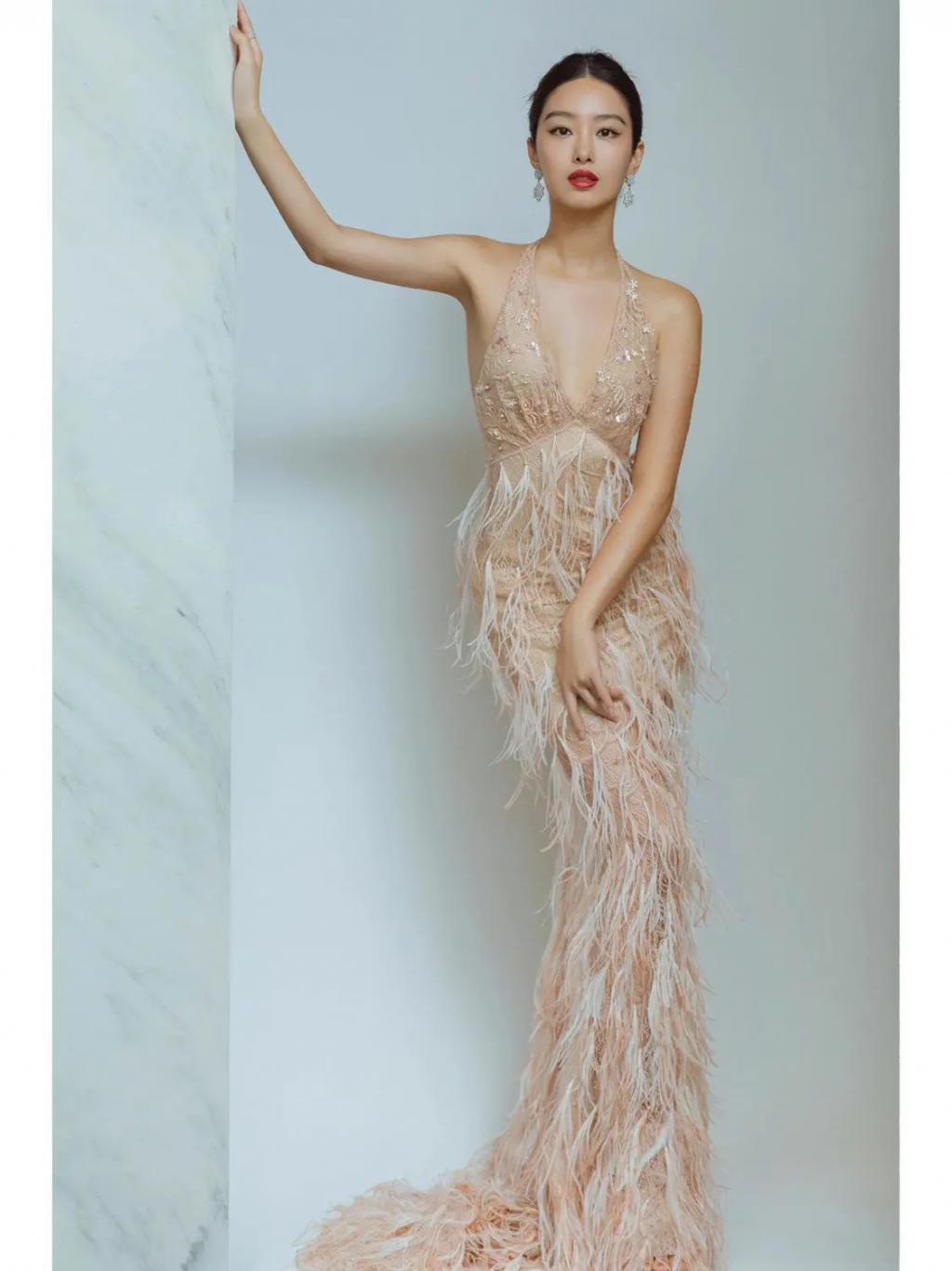 “杨采钰”穿肉色深V羽毛裙拍照，若隐若现又美又欲