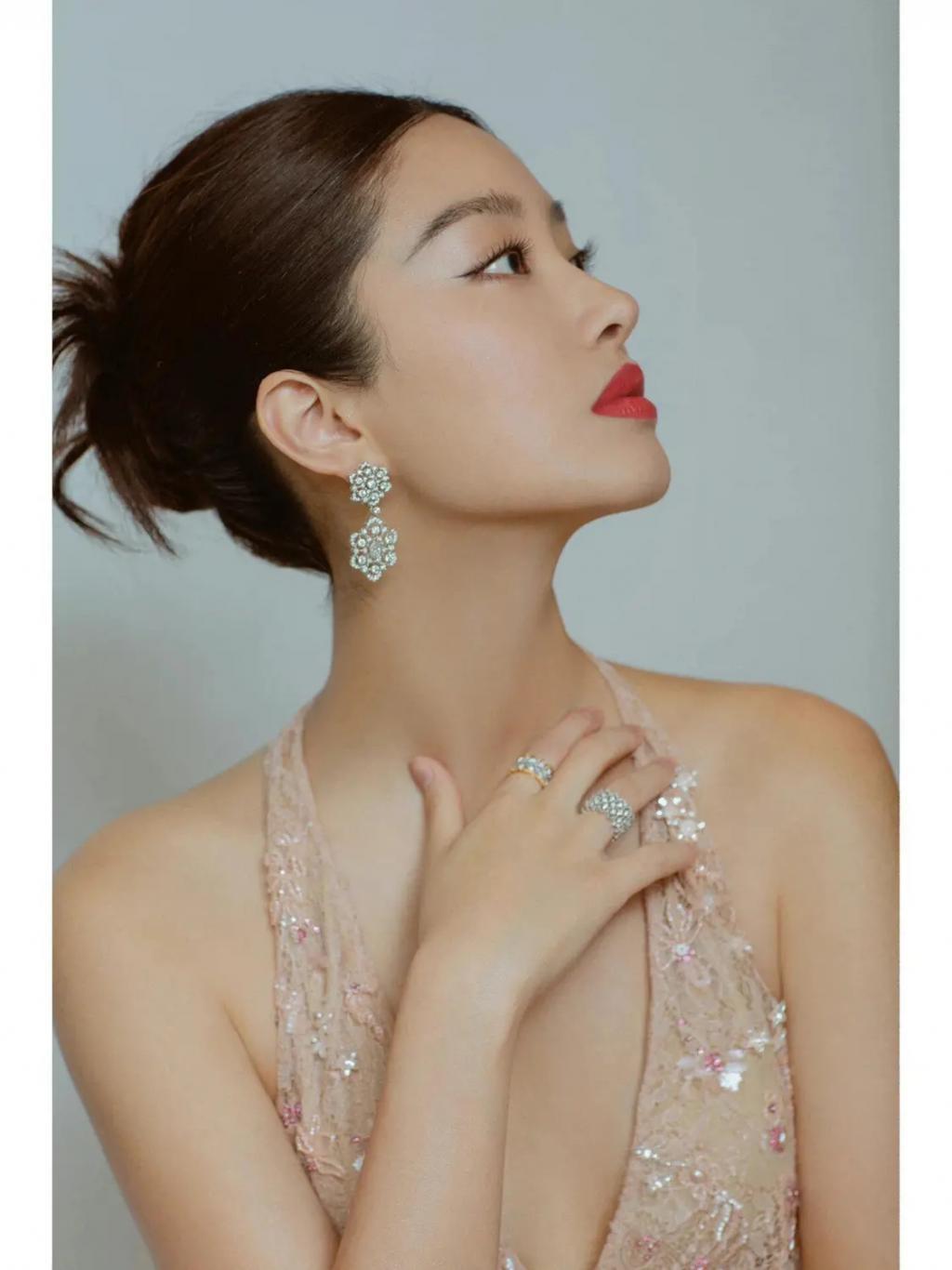 “杨采钰”穿肉色深V羽毛裙拍照，若隐若现又美又欲