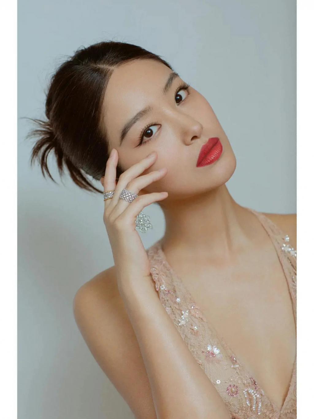 “杨采钰”穿肉色深V羽毛裙拍照，若隐若现又美又欲