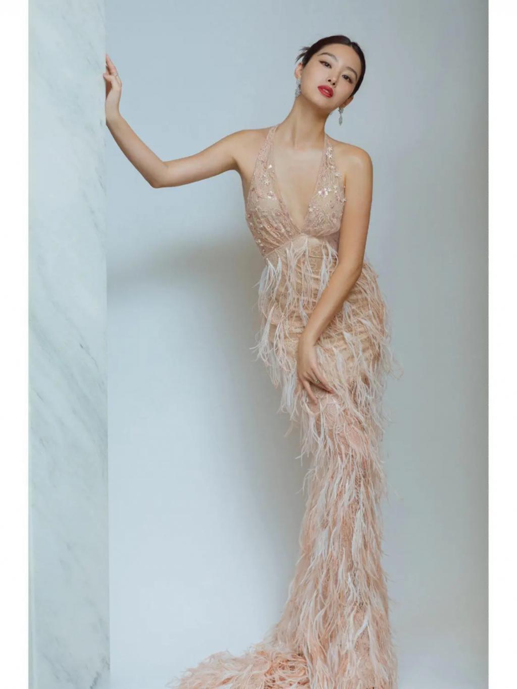 “杨采钰”穿肉色深V羽毛裙拍照，若隐若现又美又欲