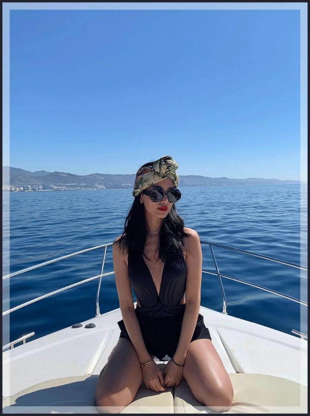 “杨采钰”穿肉色深V羽毛裙拍照，若隐若现又美又欲