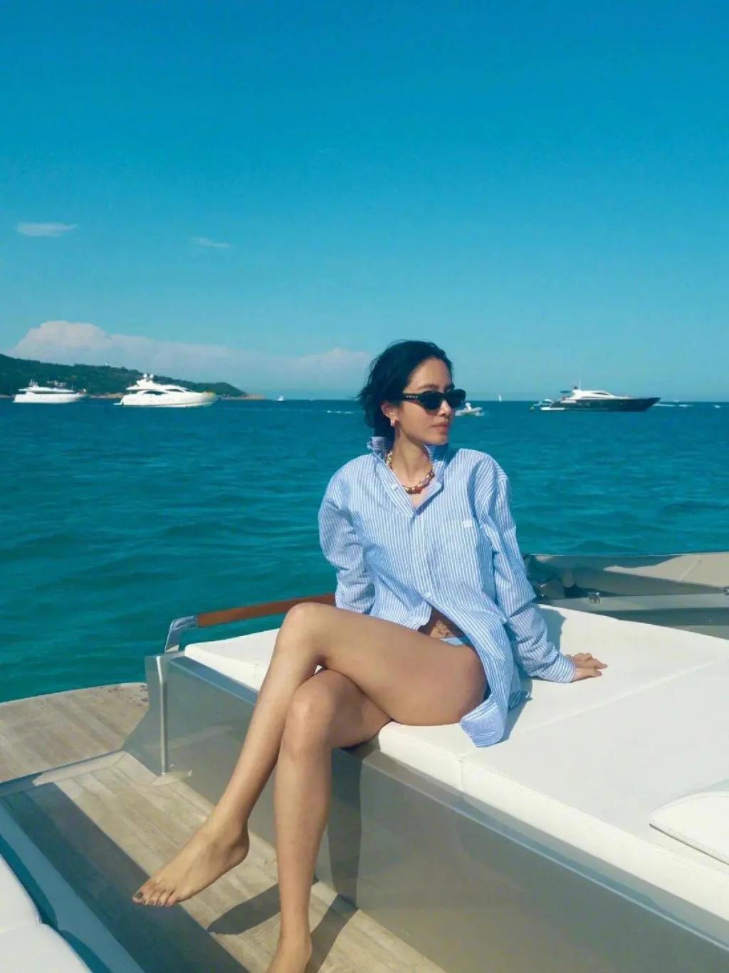 “杨采钰”穿肉色深V羽毛裙拍照，若隐若现又美又欲