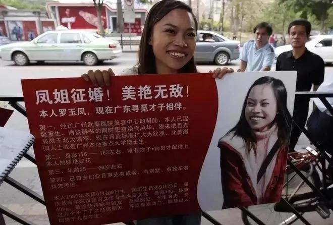 凤姐在美国近况曝光，对比留在国内的芙蓉姐姐