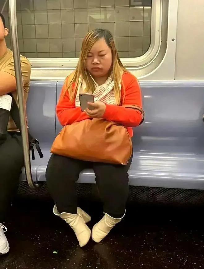 凤姐在美国近况曝光，对比留在国内的芙蓉姐姐