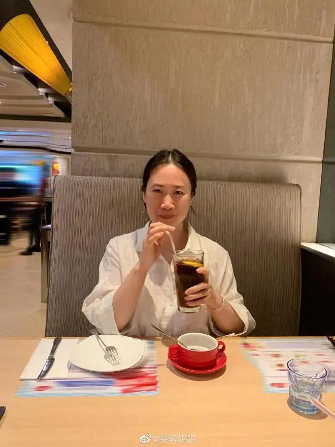 凤姐在美国近况曝光，对比留在国内的芙蓉姐姐