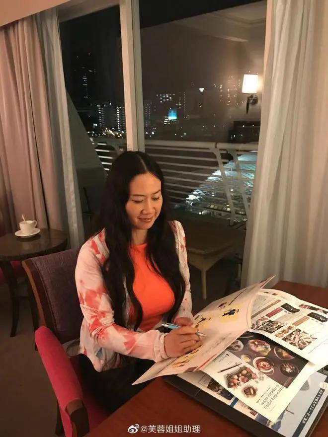 凤姐在美国近况曝光，对比留在国内的芙蓉姐姐