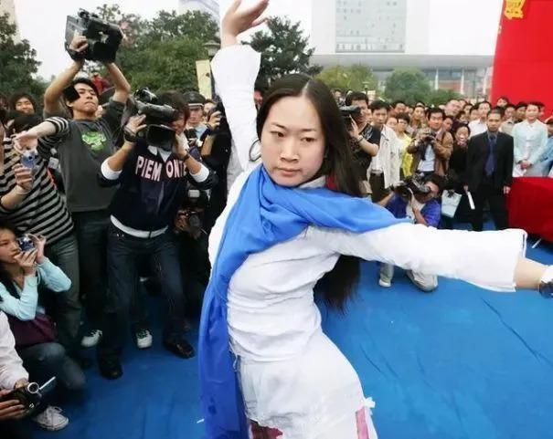 凤姐在美国近况曝光，对比留在国内的芙蓉姐姐