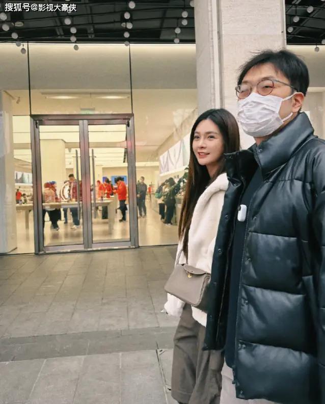 沈梦辰杜海涛罕见同框，甜蜜牵手逛街，恩爱状态备受瞩目