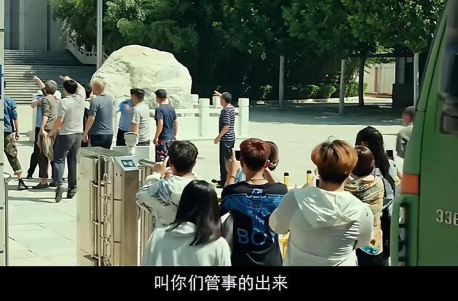 张艺谋新片惹争议，现实题材夹杂喜剧元素，预告被指太割裂