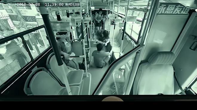 张艺谋新片惹争议，现实题材夹杂喜剧元素，预告被指太割裂