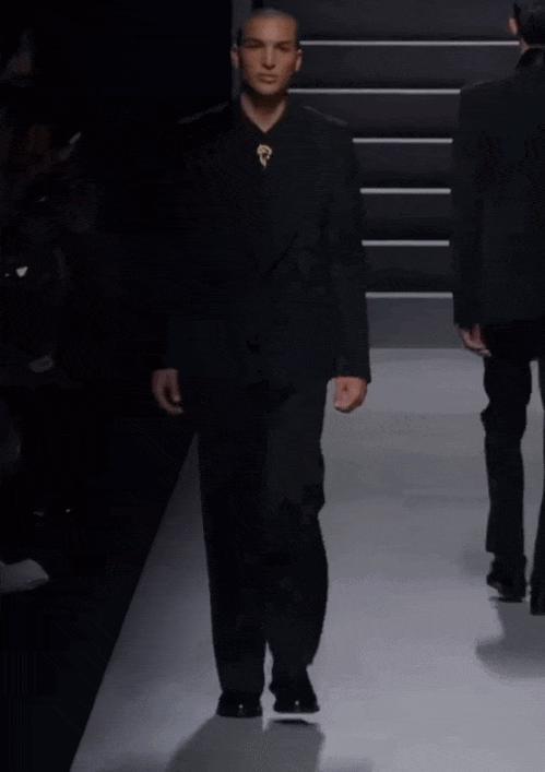 快要嫁给全世界最有钱的男人，她却一身透视装越穿越野……