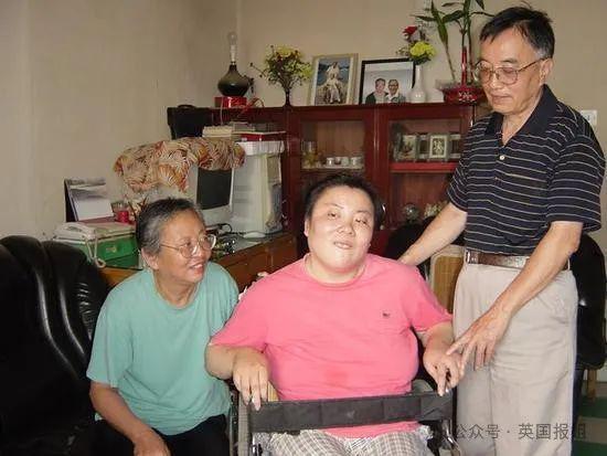 朱令案重点嫌疑人罕见近照曝光！疑靠假结婚逃居澳洲买5套房，母亲去世不敢回国奔丧？