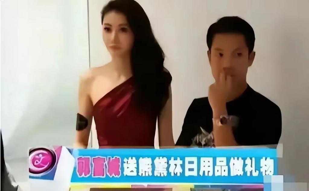 方媛回应坐经济舱，和郭富城很恩爱，郭富城不抠门