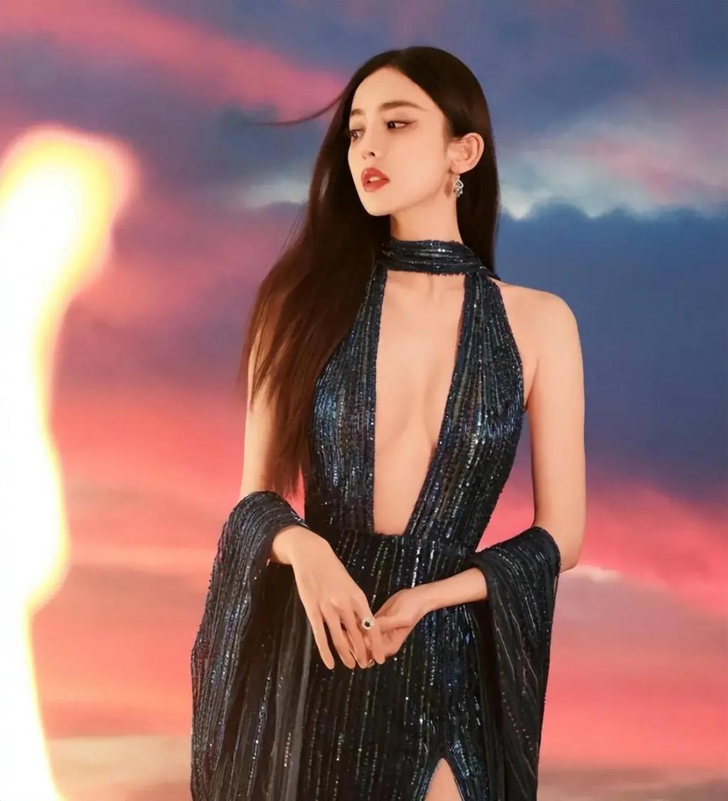 上身披两根布条就上红毯？娜扎这穿法连张雨绮都自叹不如