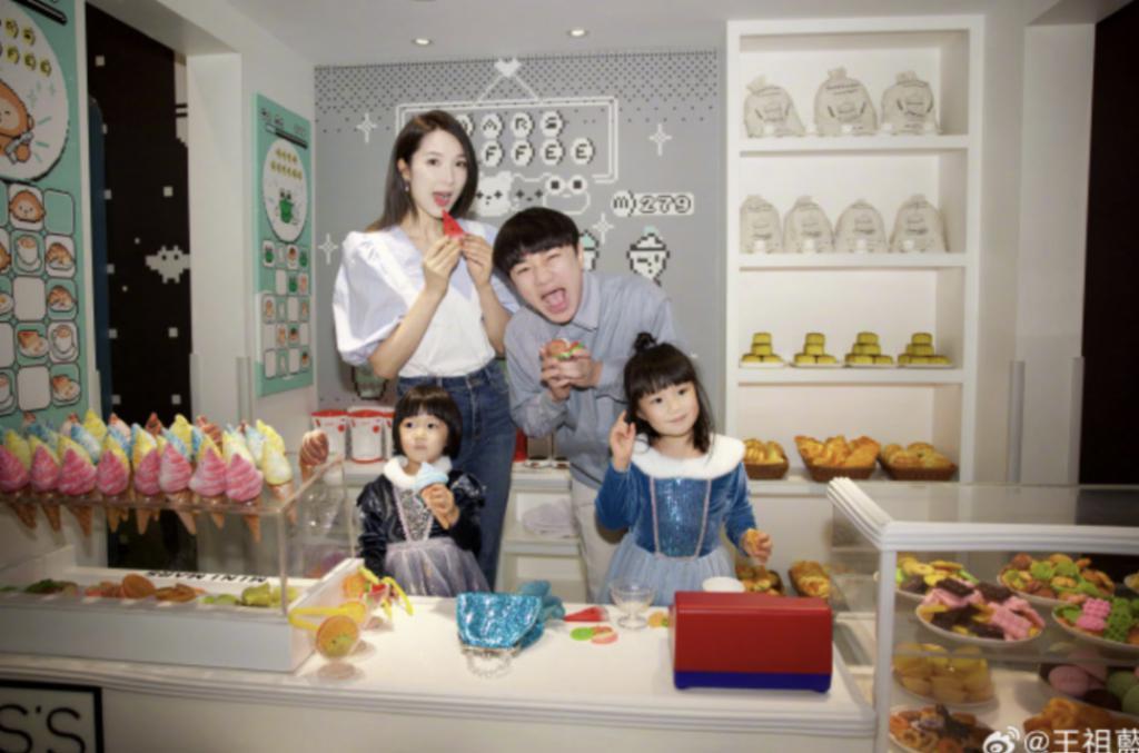 还记得王祖蓝的两个女儿吗？长这么大啦！