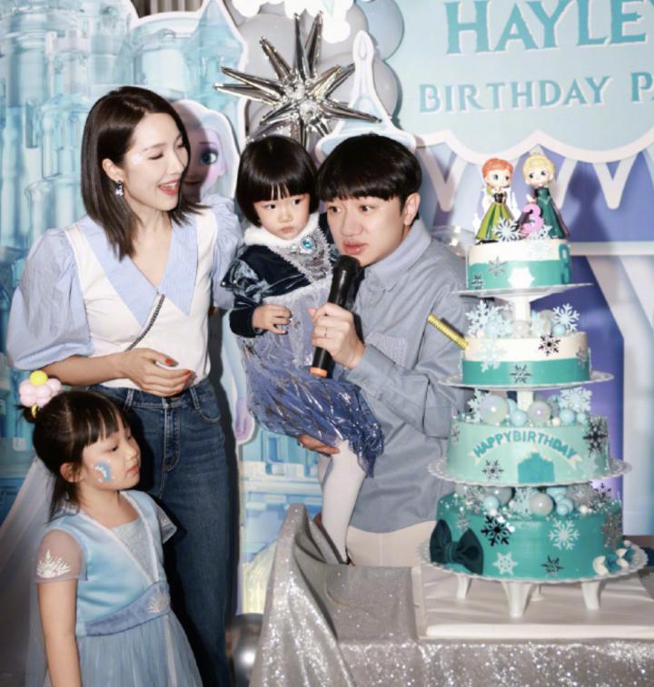 还记得王祖蓝的两个女儿吗？长这么大啦！