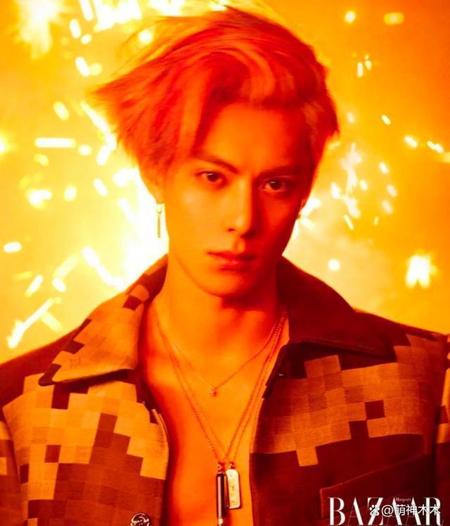 王鹤棣新杂志售出近800万，小肚凸出被嘲，大粉催销量惹争议