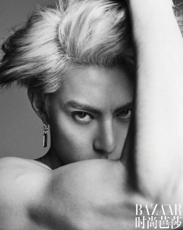 王鹤棣新杂志售出近800万，小肚凸出被嘲，大粉催销量惹争议