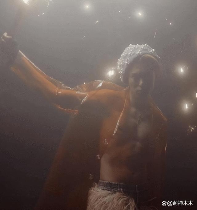 王鹤棣新杂志售出近800万，小肚凸出被嘲，大粉催销量惹争议