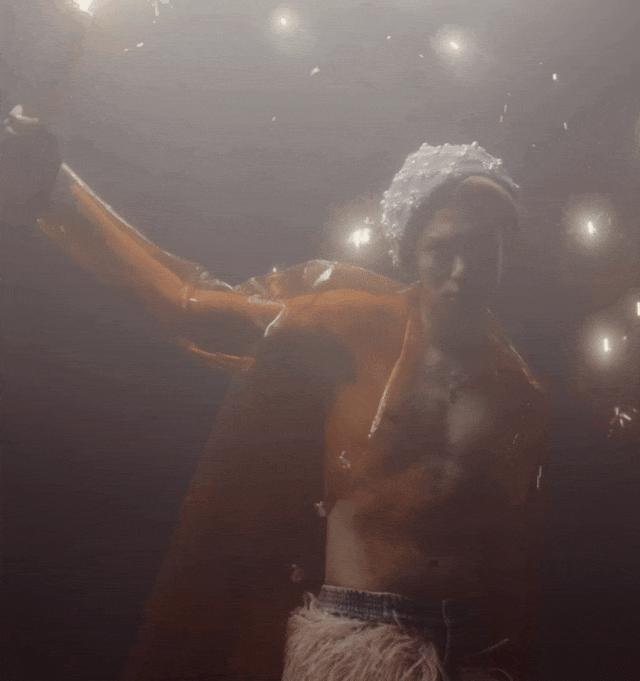 王鹤棣新杂志售出近800万，小肚凸出被嘲，大粉催销量惹争议