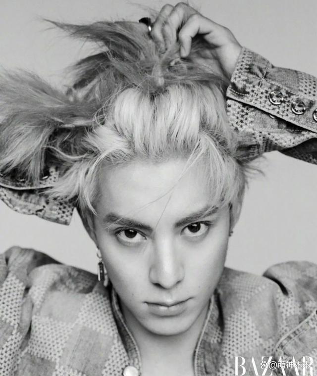 王鹤棣新杂志售出近800万，小肚凸出被嘲，大粉催销量惹争议