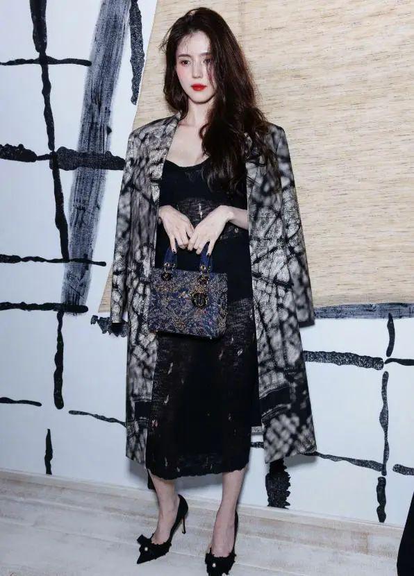 巴黎时装周上的韩素希,将韩女星的短板展现得淋漓尽致