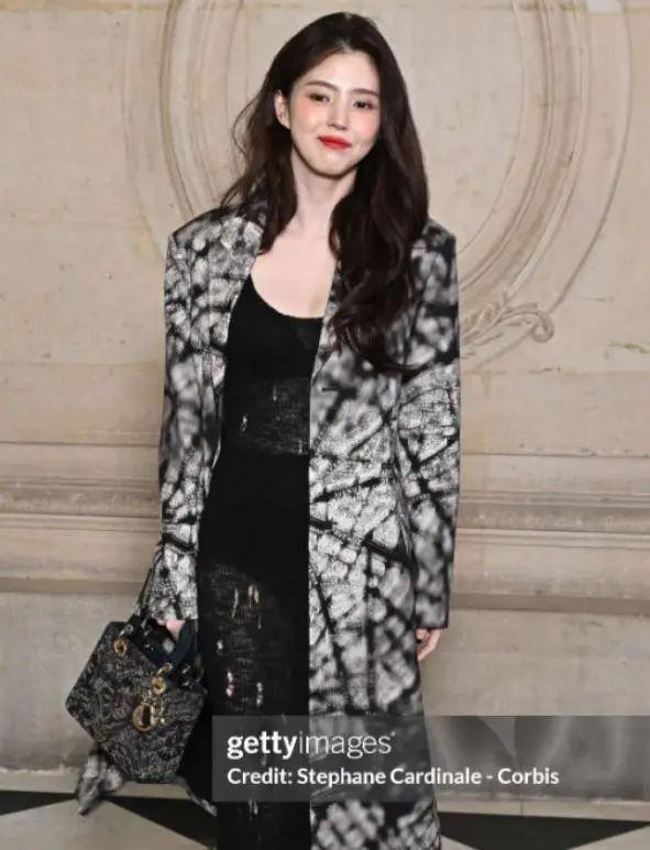 巴黎时装周上的韩素希,将韩女星的短板展现得淋漓尽致